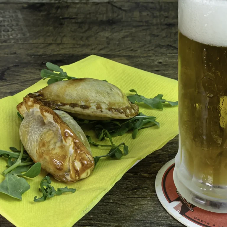 Empanadas argentinas de carne o pollo con cerveza fresca - Bar argentino y español Café San Telmo